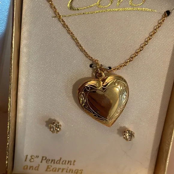 Vintage late 1960’s Coro New with box Heart Locket with pierced RS earrings - Picture 3 of 3